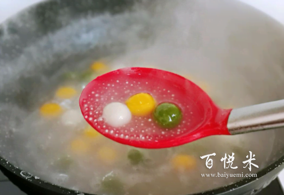 這道西米芒果彩色圓子雖然是一道夏季甜品,但只要加熱就變的適合秋冬季節(jié)了